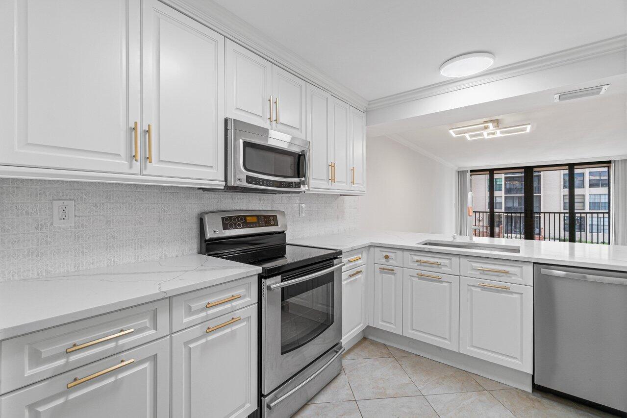 8 Royal Palm Way, Unit 2060 Boca Raton, FL 33432 - Photo 6 of 28 Kitchen