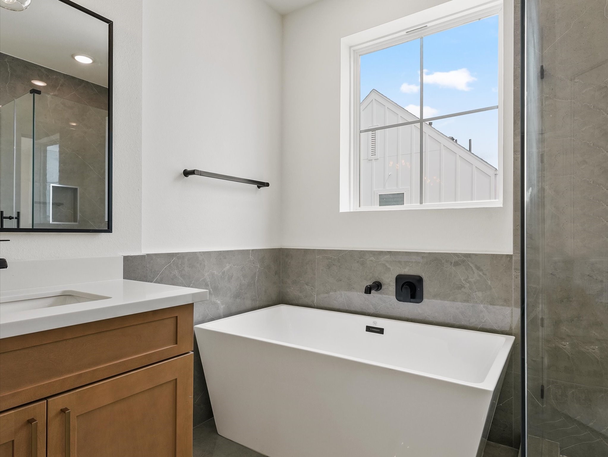 1804 Del Norte Street, Unit D Houston, TX 77018 - Photo 20 of 25 Primary Bathroom