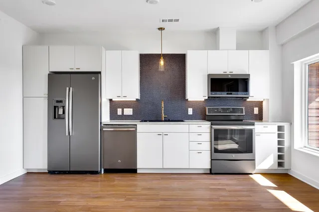 $1,550 | 4361 South Congress Avenue, Unit 325, Austin, TX 78745