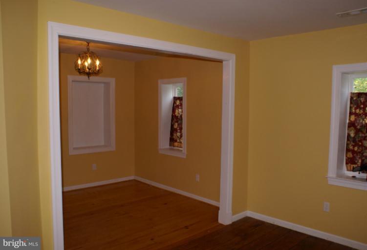 10534 Conde Road Marshall, VA 20115 - Photo 13 of 26 Guest house Living room/dining room
