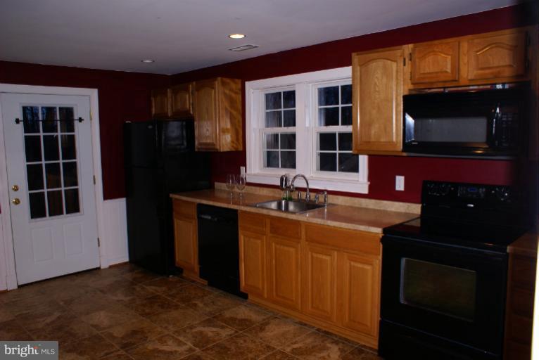 10534 Conde Road Marshall, VA 20115 - Photo 16 of 26 Guest house kitchen