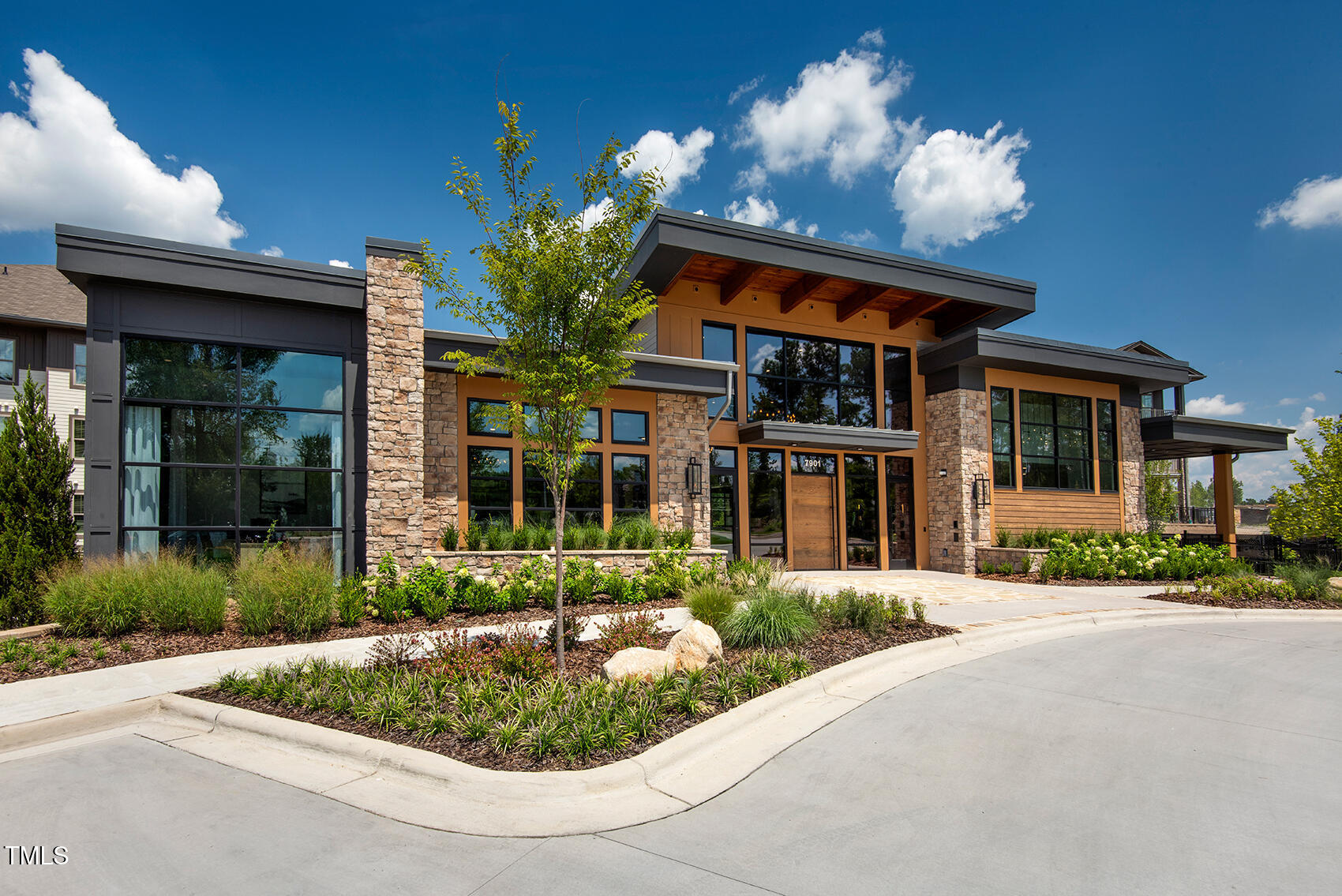 Clubhouse-Exterior-01