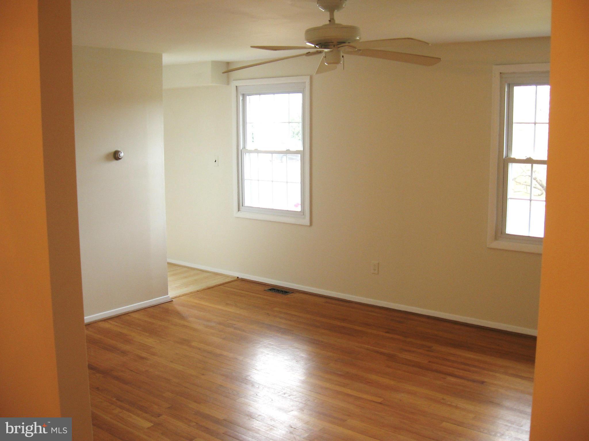 9427 Perglen Road Baltimore, MD 21236 - Photo 10 of 30 Living Room