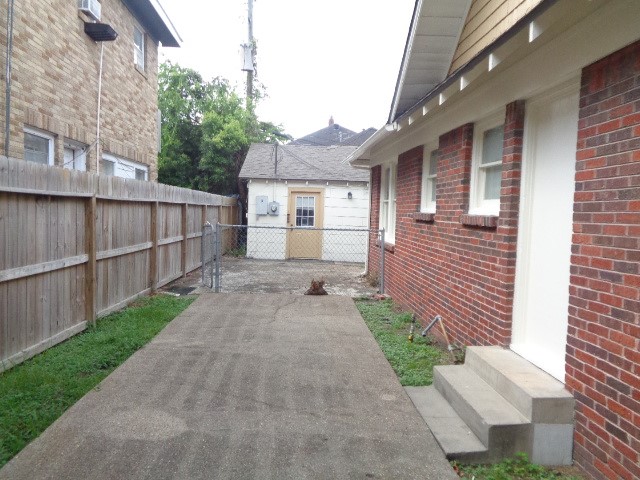 4618 Clay Street, Unit 2 Houston, TX 77023 - Photo 31 of 38 a front view of a house with a yard and garage