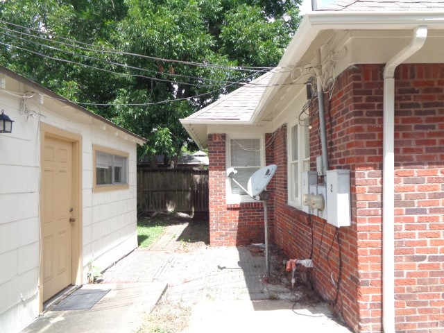4618 Clay Street, Unit 2 Houston, TX 77023 - Photo 36 of 38 a front view of a house with a garden