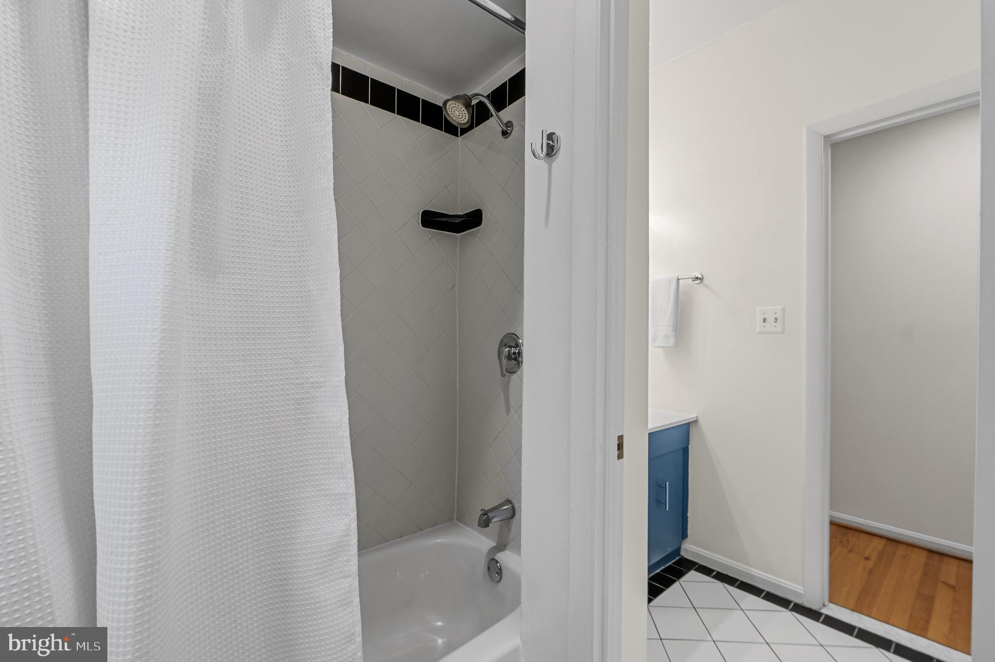 1927 15th Street Northwest Washington, DC 20009 - Photo 17 of 59 a bathroom with a bathtub