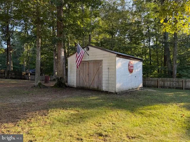 a view of a house with backyard