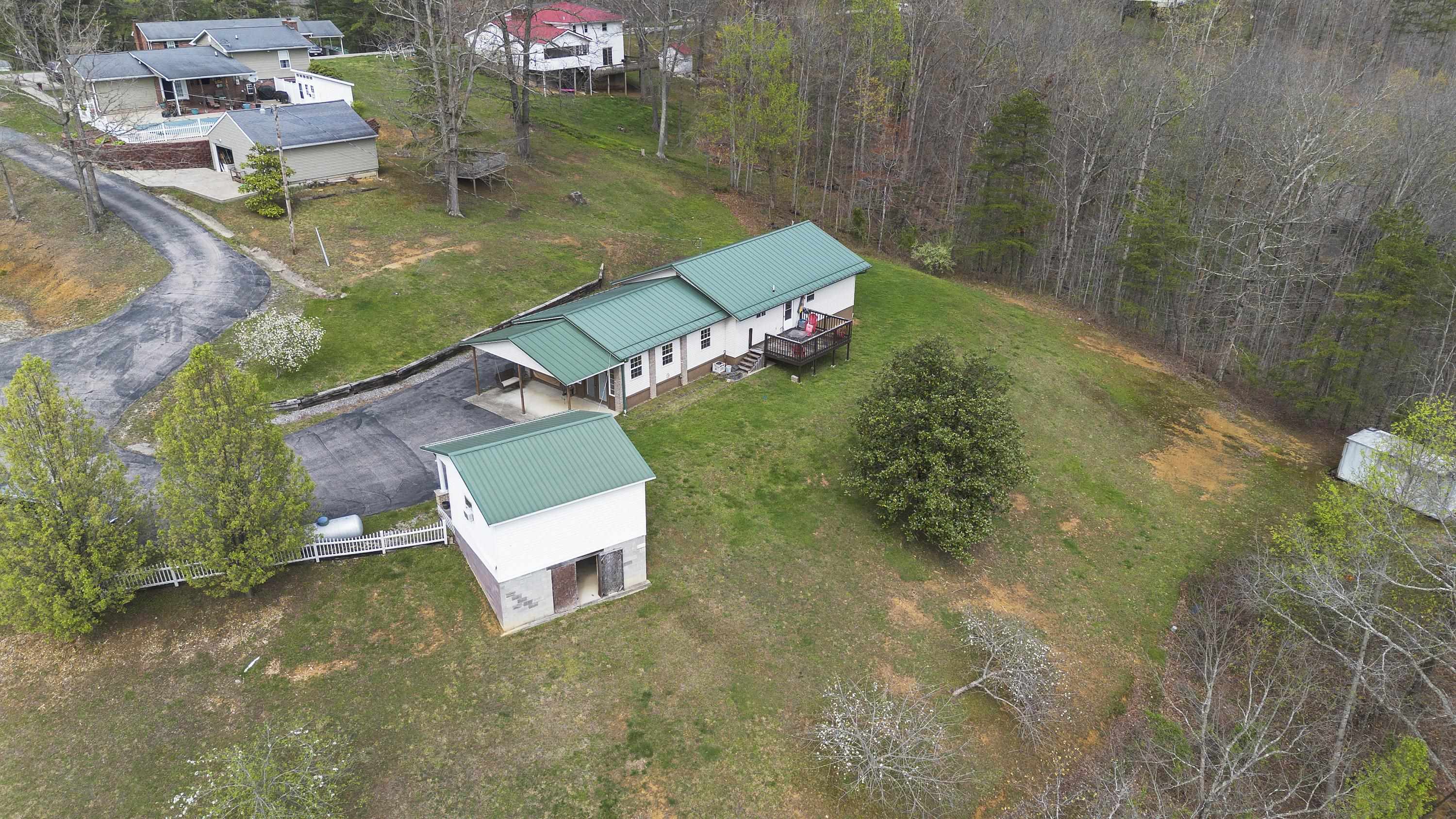 405 Broadleaf Road Louisa, KY 41230 - Photo 6 of 38