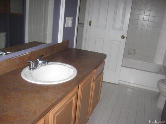 BATHROOM R.JPG