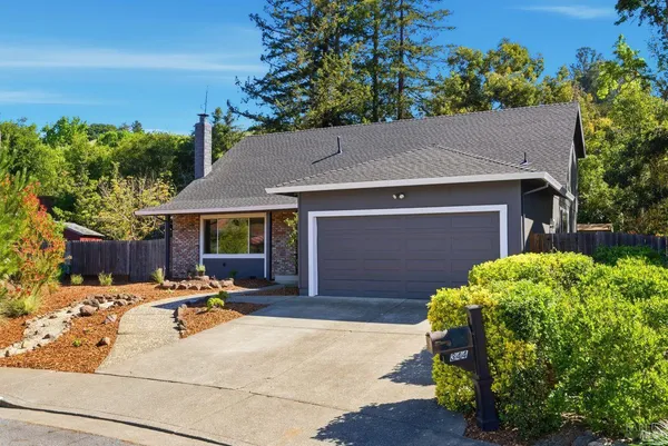 a view of a house with yard and plants