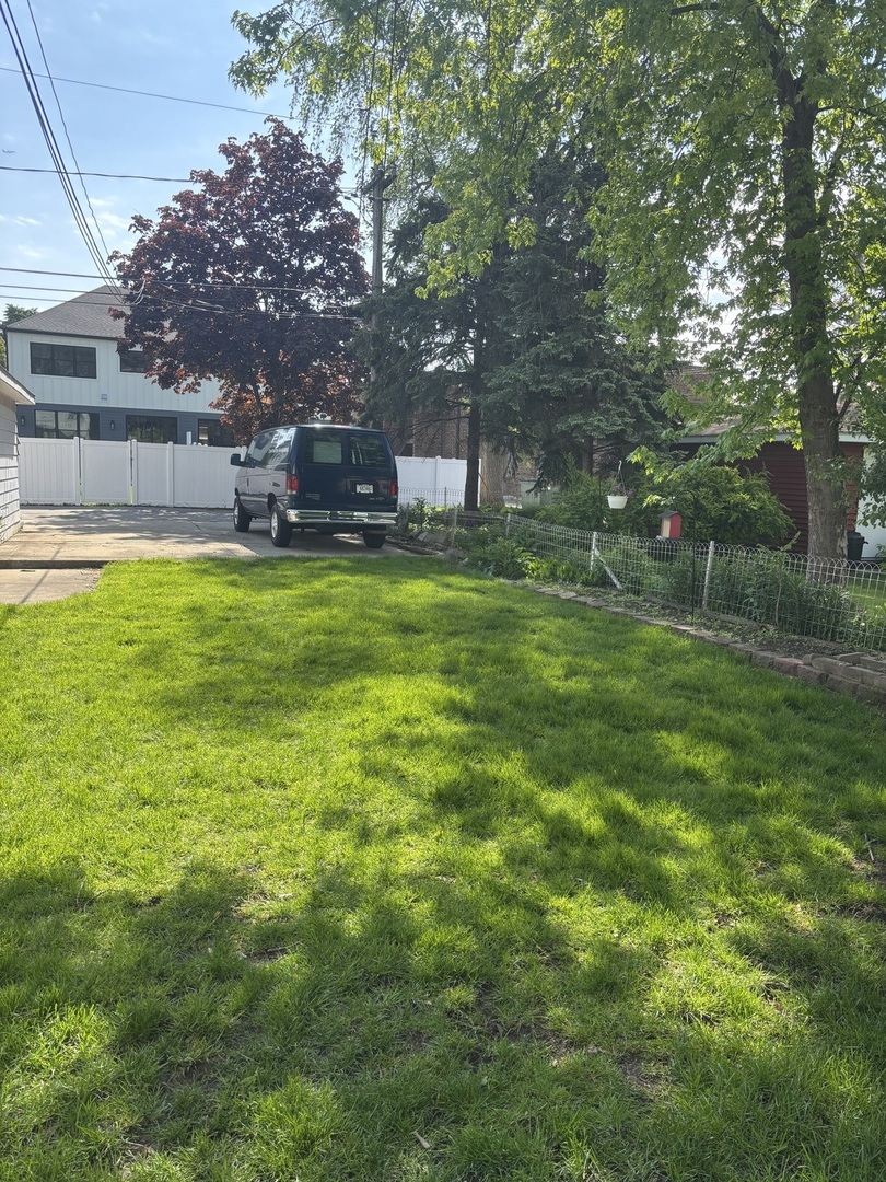 115 North Myrtle Avenue, Unit 2F Elmhurst, IL 60126 - Photo 13 of 14 a backyard of a house with lots of green space