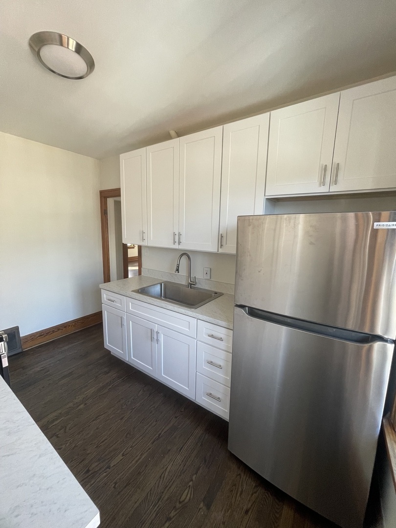 115 North Myrtle Avenue, Unit 2F Elmhurst, IL 60126 - Photo 10 of 14 a kitchen with a refrigerator a sink and cabinets