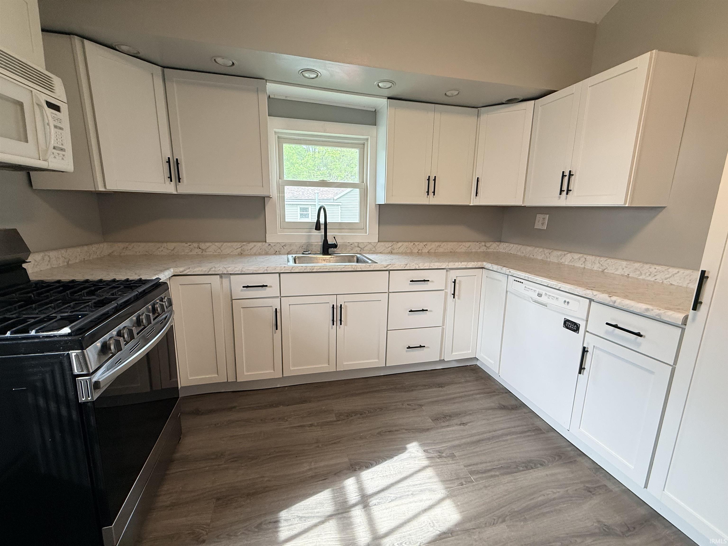 302 Main Street La Paz, IN 46537 - Photo 10 of 35