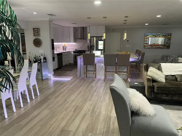 $5,990 | 428 North Crescent Drive, Hollywood, FL 33021