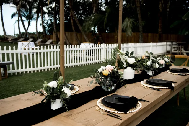 a table and chairs in front of a white house