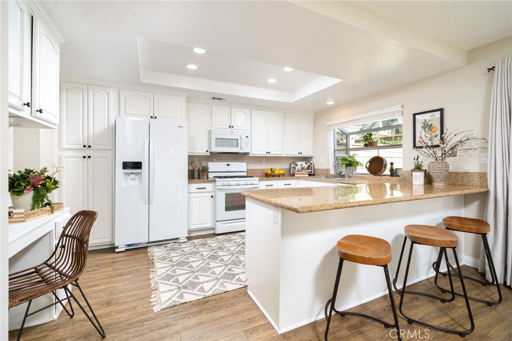 2016 Cobblefield Way Glendora, CA 91740 - Photo 11 of 38 Sparkling Kitchen with Bay Window
