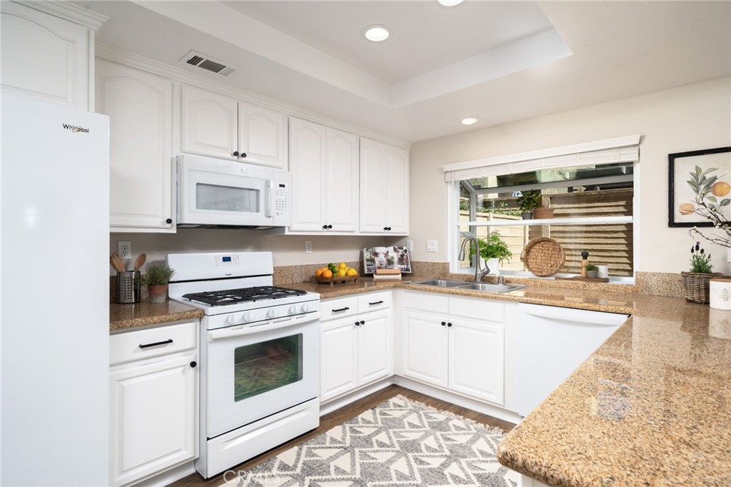 2016 Cobblefield Way Glendora, CA 91740 - Photo 12 of 38 Granite Coutertops