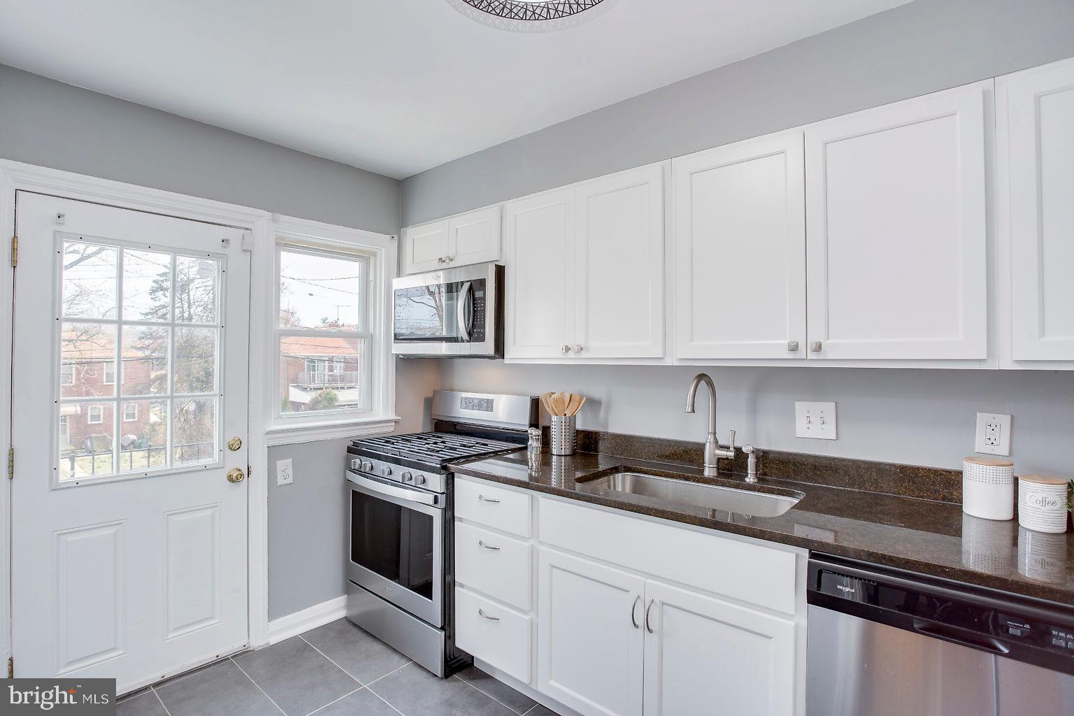 4917 West Hills Road Baltimore, MD 21229 - Photo 13 of 44