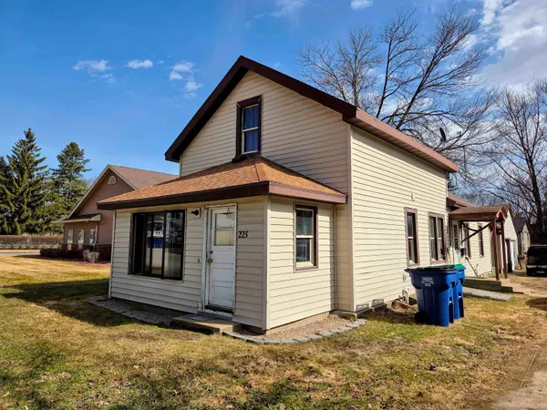$184,900 | 225 South Main Street, Iola, WI 54945