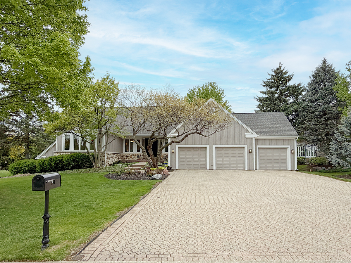 211 Ridge Lane Lake In The Hills, IL 60156 - Photo 3 of 63