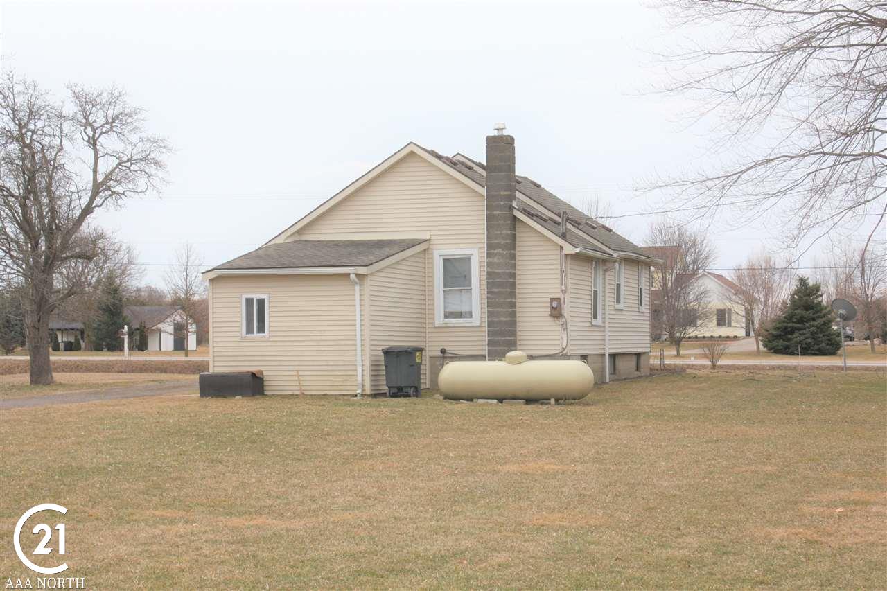 17017 Armada Center Road Armada, MI 48005 - Photo 3 of 6 50008215-2.JPG