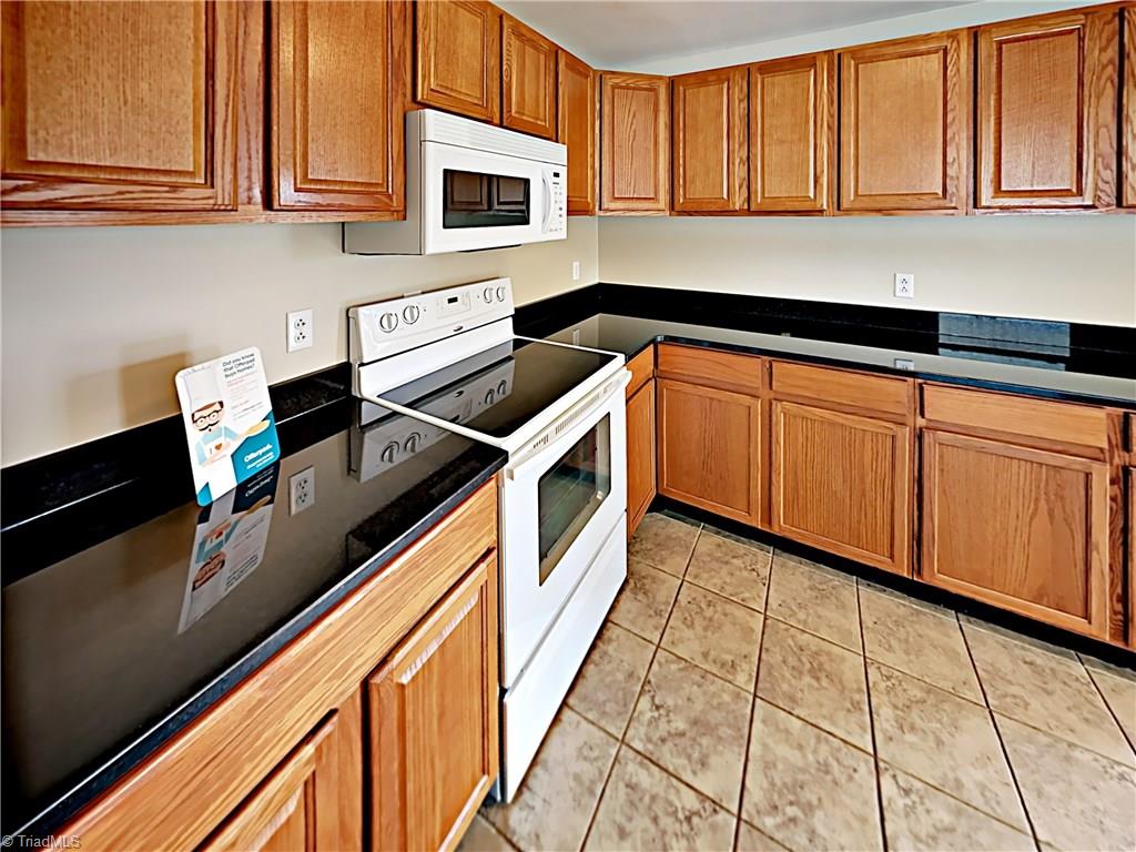 2807 Candlenut Road Greensboro, NC 27405 - Photo 6 of 18 Gallery Image 6