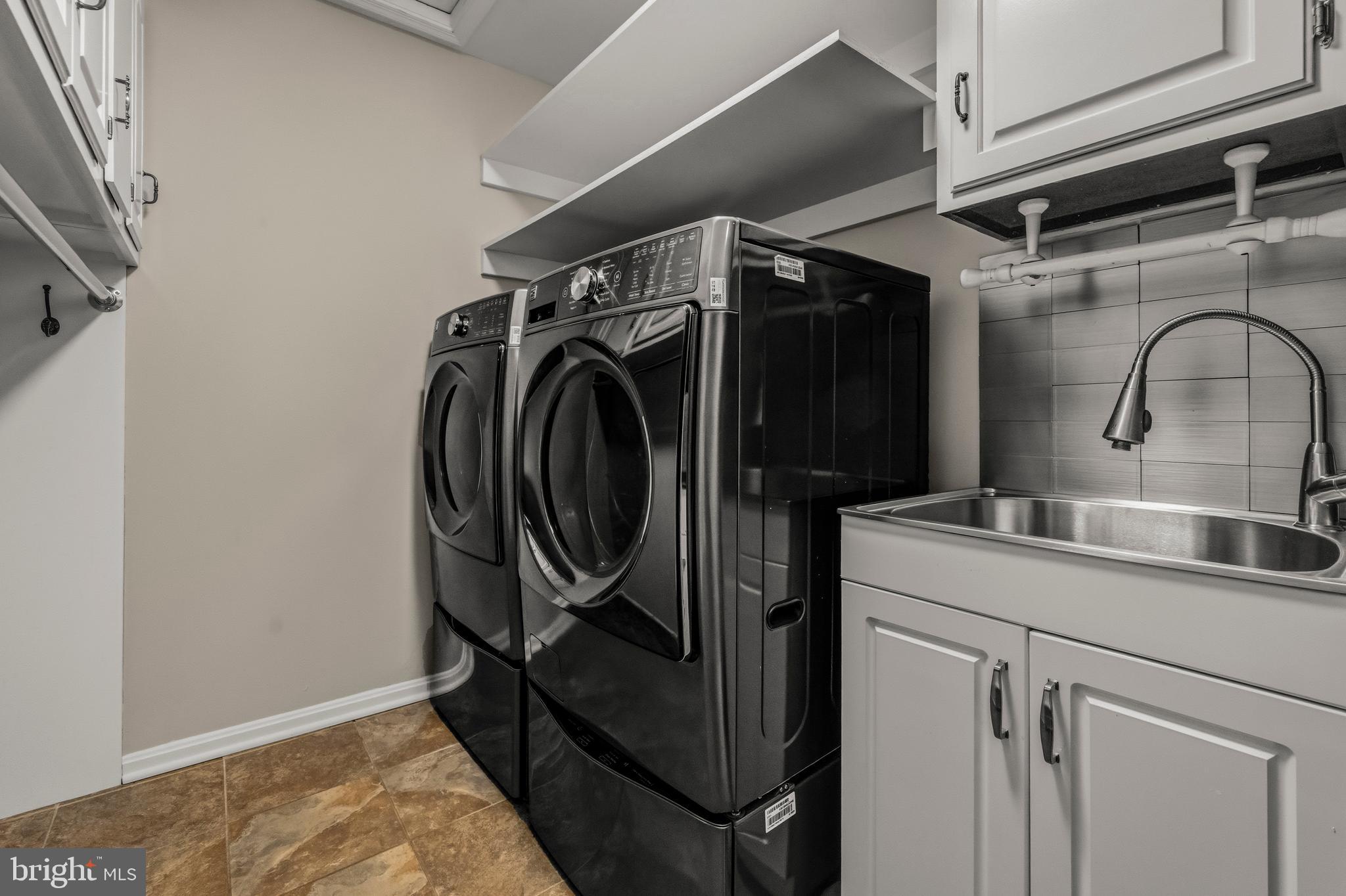 4007 West Braddock Road Alexandria, VA 22304 - Photo 46 of 52 a utility room with dryer and washer