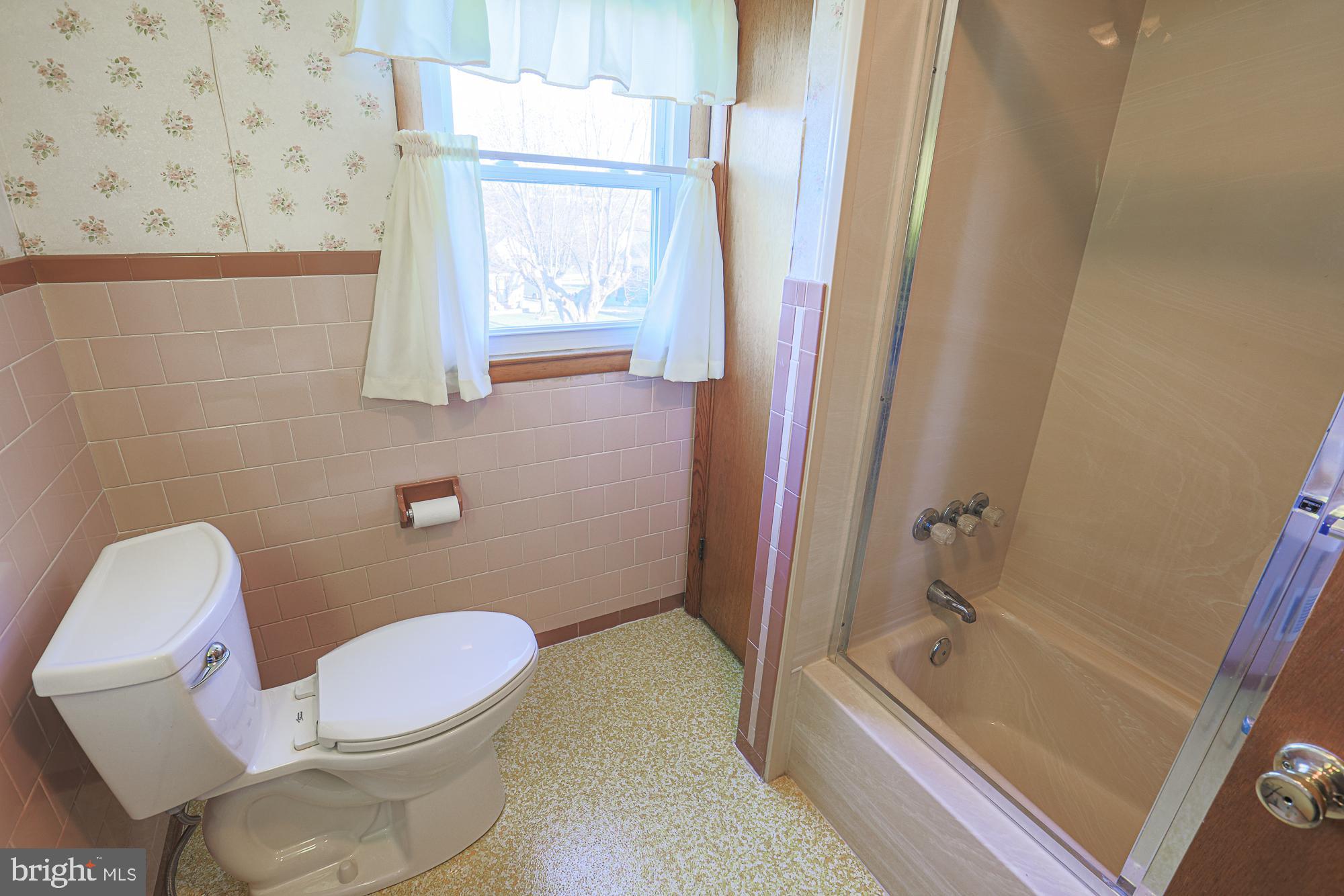 8506 Coco Road Baltimore, MD 21237 - Photo 26 of 39 a bathroom with a toilet and a tub