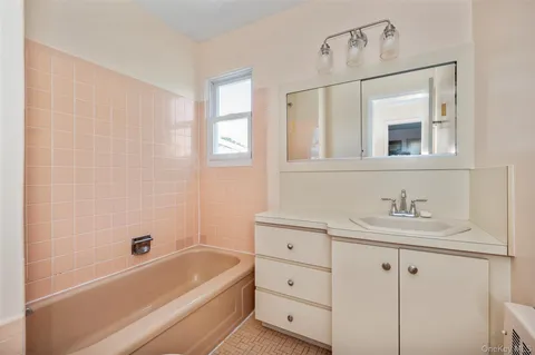 $899,000 | 190 West Waukena Avenue, Oceanside, NY 11572