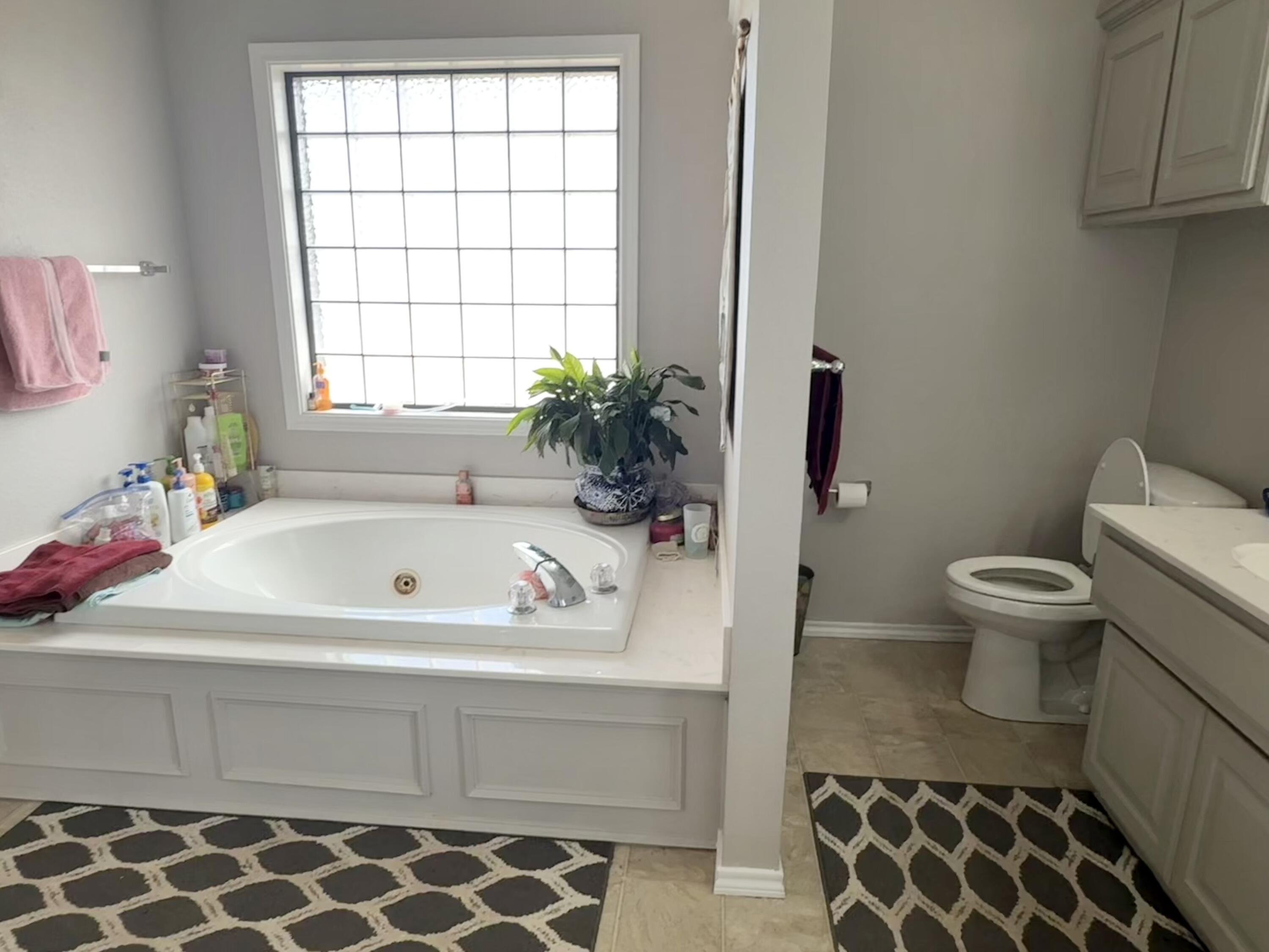 19 Ridgeview Farwell, TX 79325 - Photo 20 of 40 a bathroom with a bathtub and window