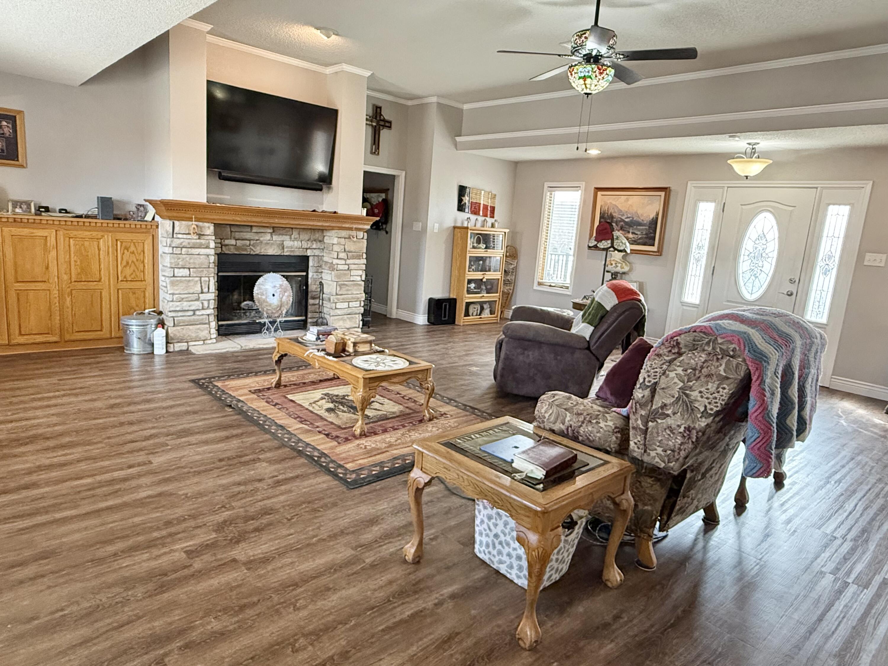 19 Ridgeview Farwell, TX 79325 - Photo 9 of 40 a living room with furniture fireplace and flat screen tv