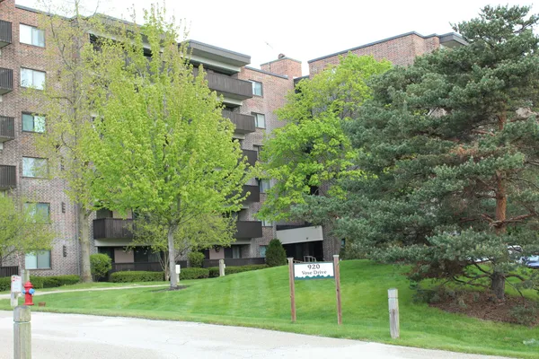 $215,000 | 920 Vose Drive, Unit 402, Gurnee, IL 60031