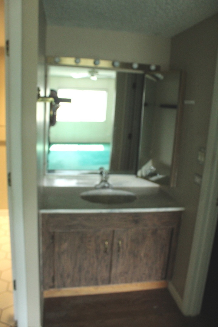 920 Vose Drive, Unit 402 Gurnee, IL 60031 - Photo 30 of 42 a bathroom with a bathtub
