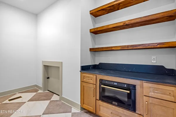 $1,200,000 | 1221 Kellys View Drive, Greenback, TN 37742