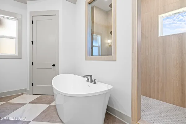 $1,200,000 | 1221 Kellys View Drive, Greenback, TN 37742