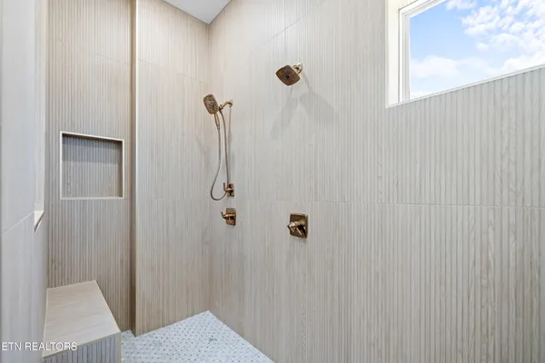 $1,200,000 | 1221 Kellys View Drive, Greenback, TN 37742