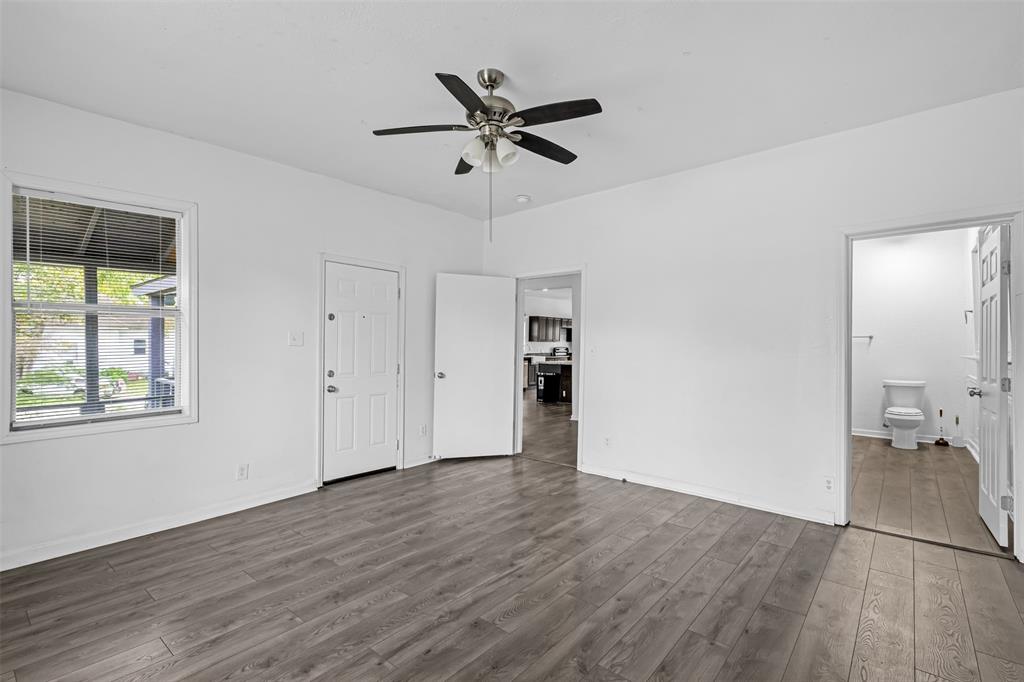100 West Munson Street Denison, TX 75021 - Photo 7 of 12 a view of an empty room with a window