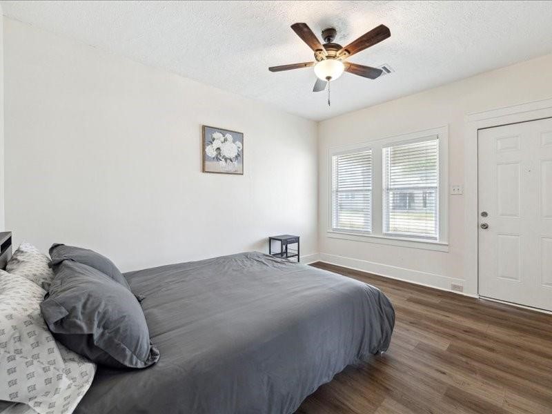 1801 Hussion Street Houston, TX 77003 - Photo 11 of 20 a bedroom with a bed and a window