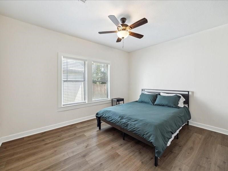 1801 Hussion Street Houston, TX 77003 - Photo 14 of 20 a bedroom with a bed and a window