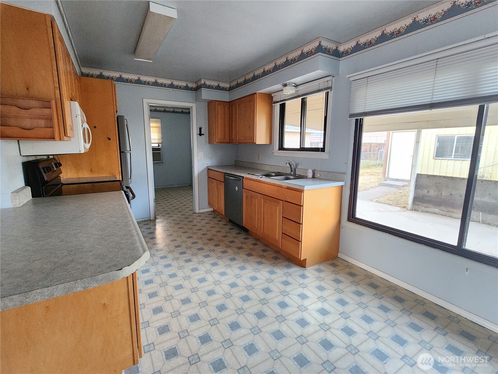 111 K Street Southwest Quincy, WA 98848 - Photo 6 of 19 a large kitchen with stainless steel appliances granite countertop a stove a sink and a refrigerator