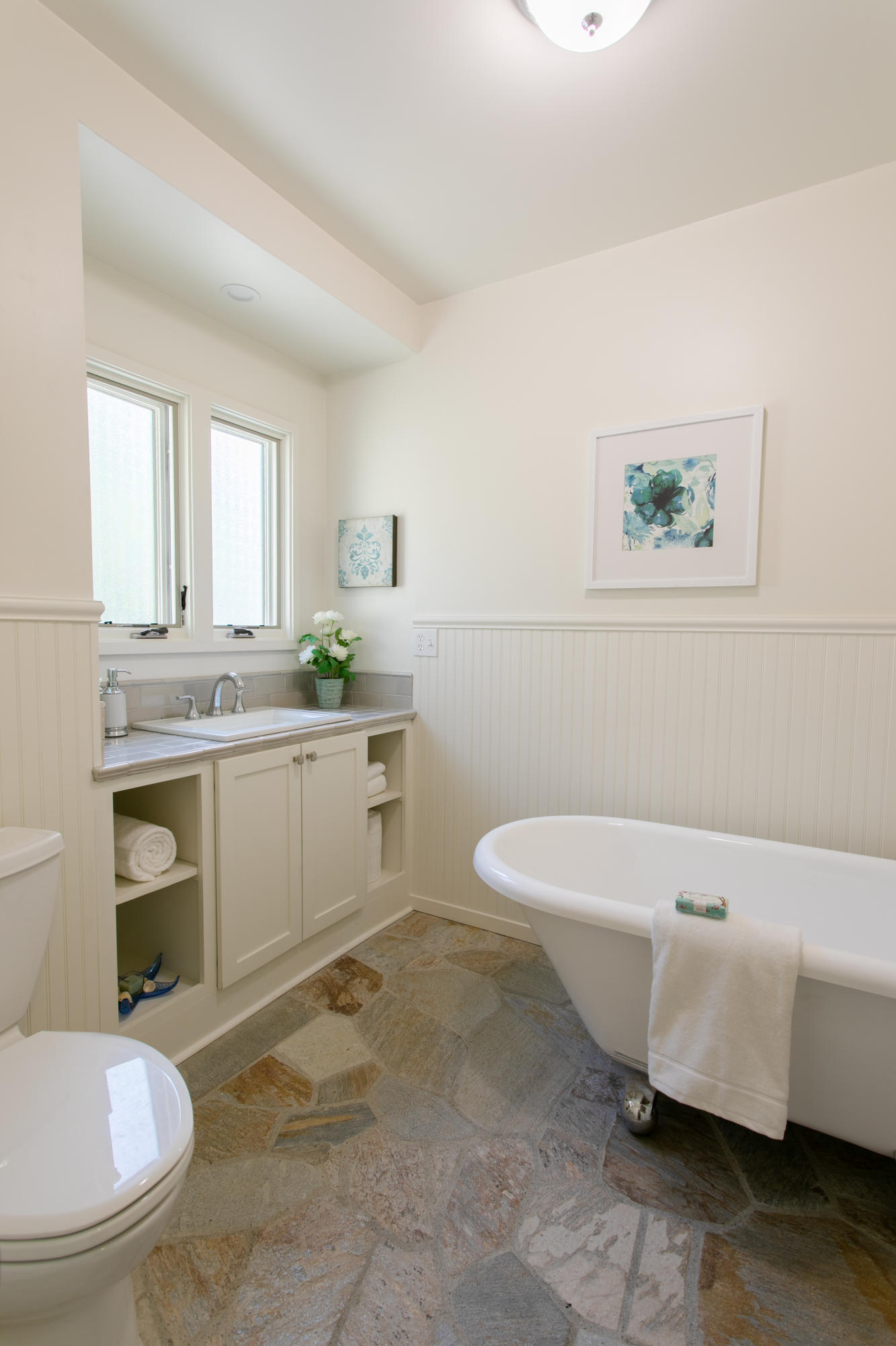 534 Peregrina Road Santa Barbara, CA 93105 - Photo 20 of 22 Hall Bathroom