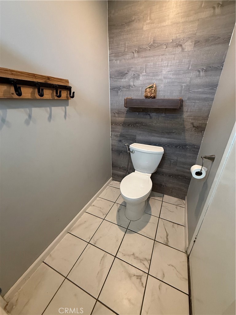 626 Dearborn, Unit 7 Redlands, CA 92374 - Photo 12 of 12 a bathroom with a toilet