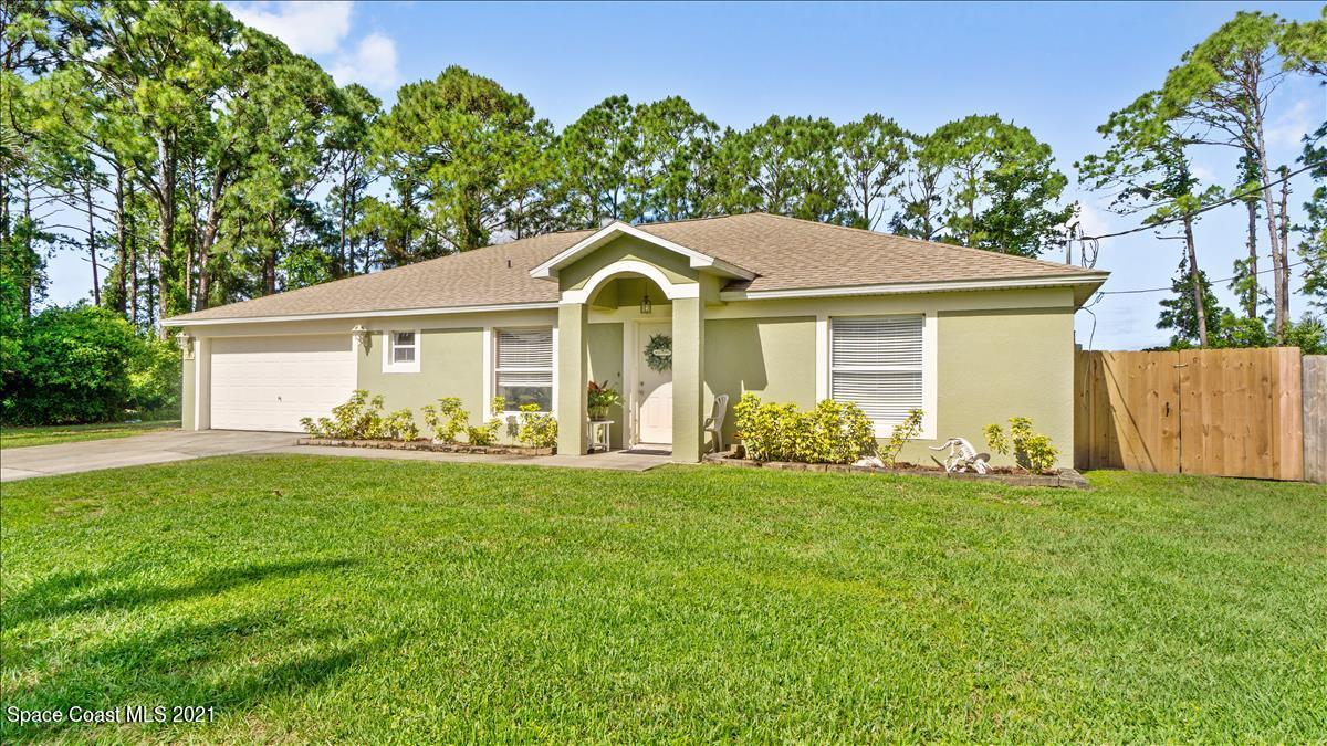 7220 Freeport Road Cocoa, FL 32927 - Photo 2 of 25 a front view of a house with a garden