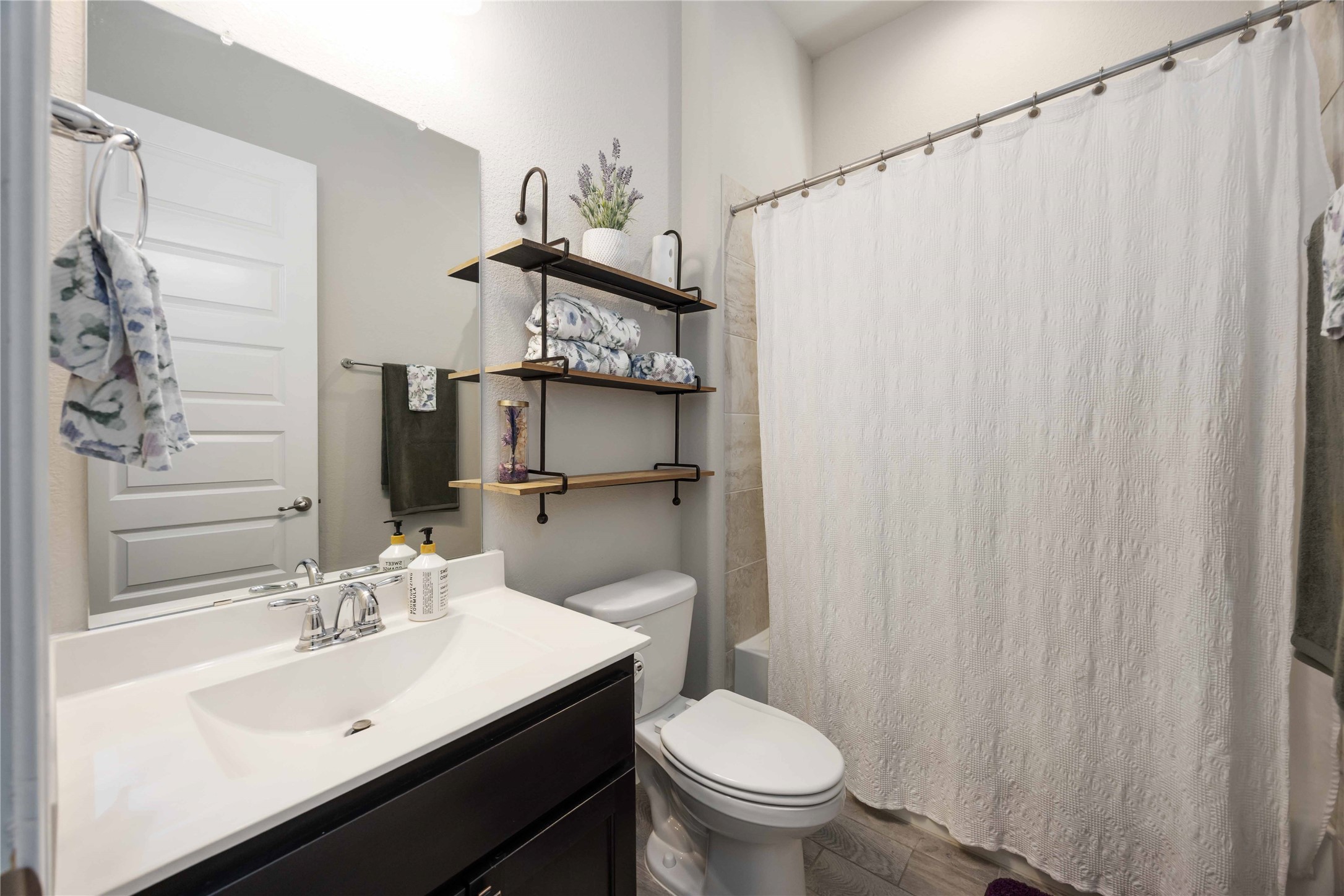 5822 Euclid Loop Rosenberg, TX 77469 - Photo 19 of 35 Full First Floor Bath off First Floor Bedroom