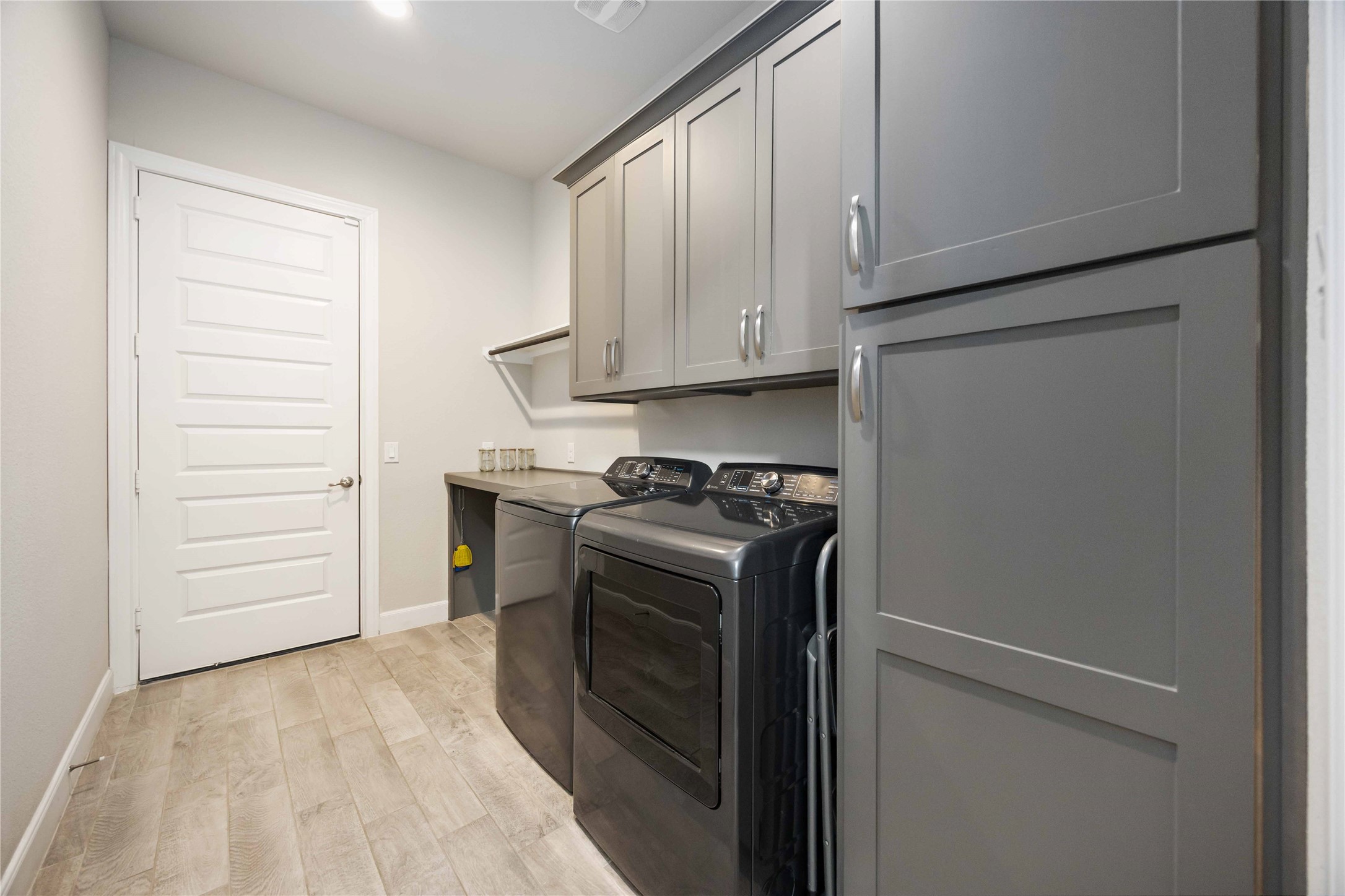 5822 Euclid Loop Rosenberg, TX 77469 - Photo 27 of 35 Upgrade- Built in shelves!