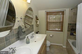 1435 Adamsview Road Baltimore, MD 21228 - Photo 13 of 23 Bath