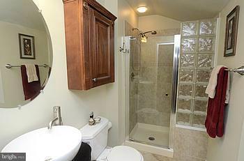 1435 Adamsview Road Baltimore, MD 21228 - Photo 10 of 23 Bath