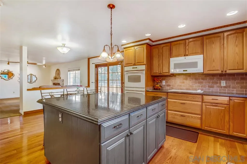 320 Rock Ridge Place Escondido, CA 92027 - Photo 6 of 24 Gallery Image 6
