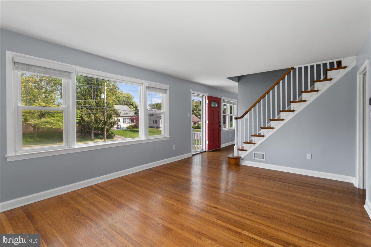 326 Brookhaven Road Brookhaven, PA 19015 - Photo 2 of 21 Living Room