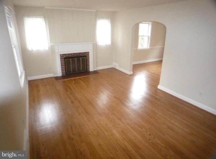 37 Tanglewood Road Catonsville, MD 21228 - Photo 2 of 26 Living Room